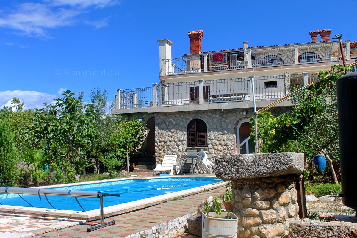 Okolica Dobrinja, hiša s 5 apartmaji z možnostjo preureditve v penzion, PRODAJA!