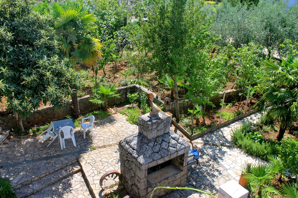 Okolica Dobrinja, hiša s 5 apartmaji z možnostjo preureditve v penzion, PRODAJA!