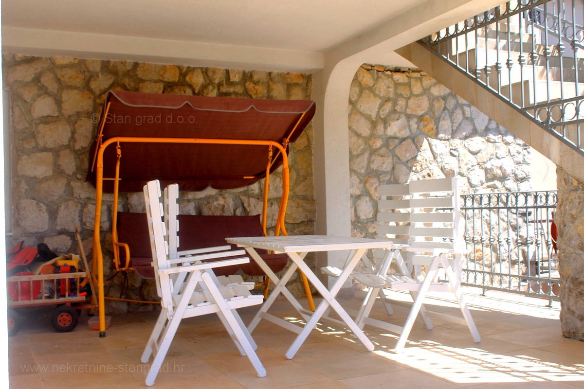 Okolica Dobrinja, hiša s 5 apartmaji z možnostjo preureditve v penzion, PRODAJA!