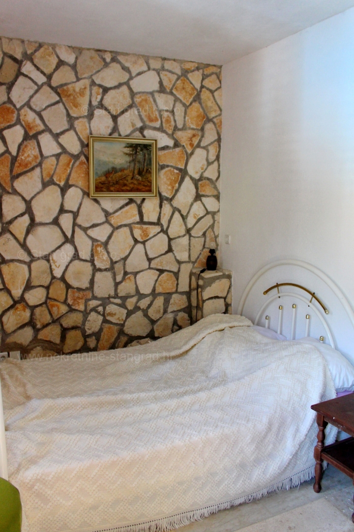 Okolica Dobrinja, hiša s 5 apartmaji z možnostjo preureditve v penzion, PRODAJA!