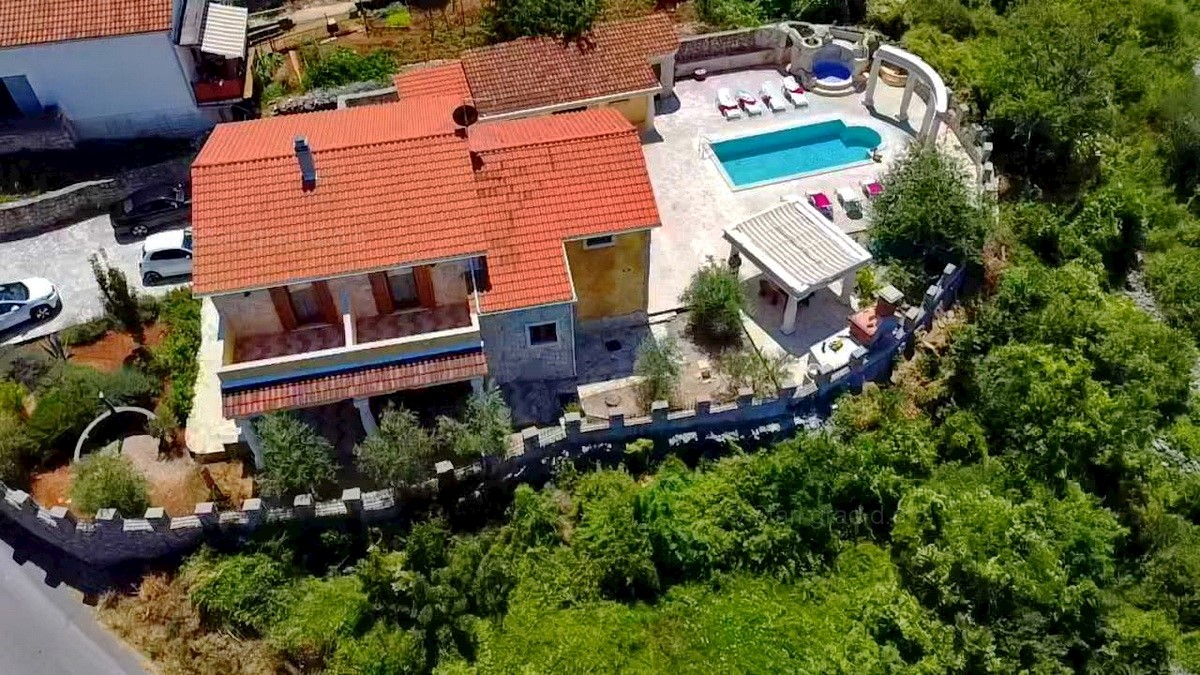 Zaliv Soline, izjemna mediteranska kamnita vila z bazenom in čudovitim razgledom