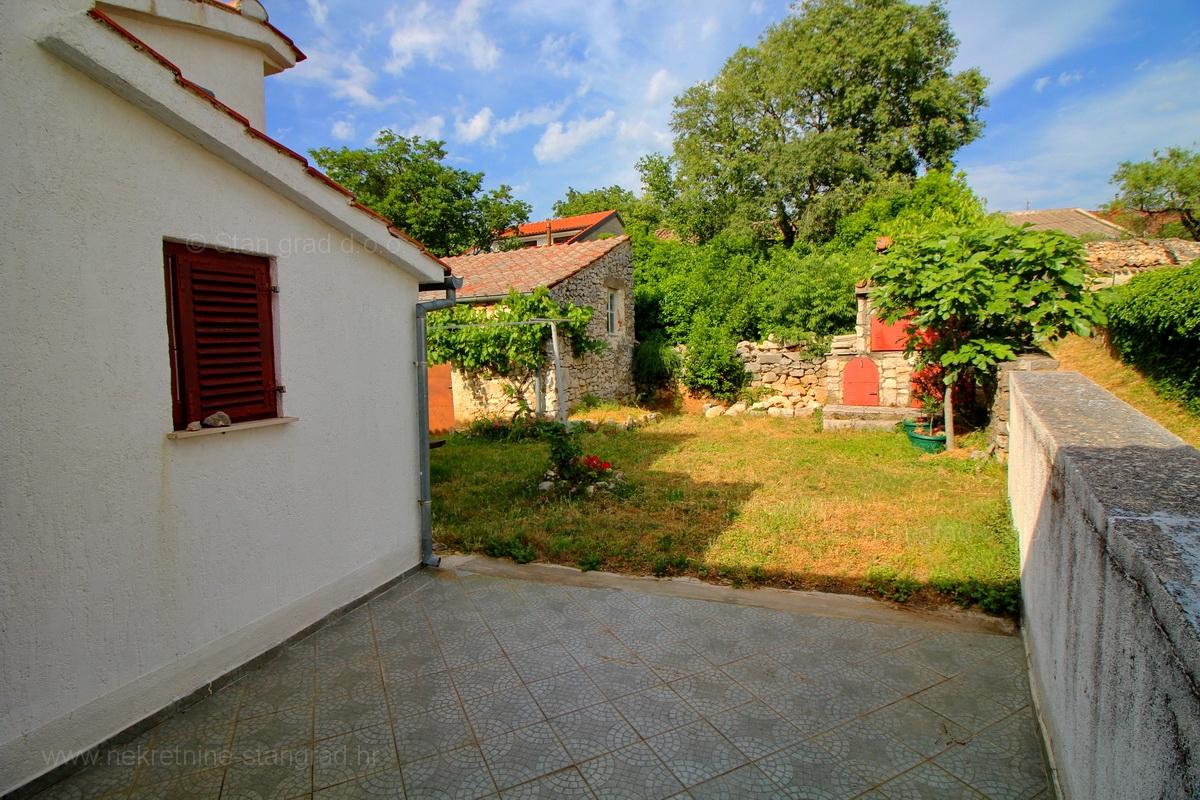 Jadranovo, samostojna hiša s 3 stanovanji, PRODAMO!