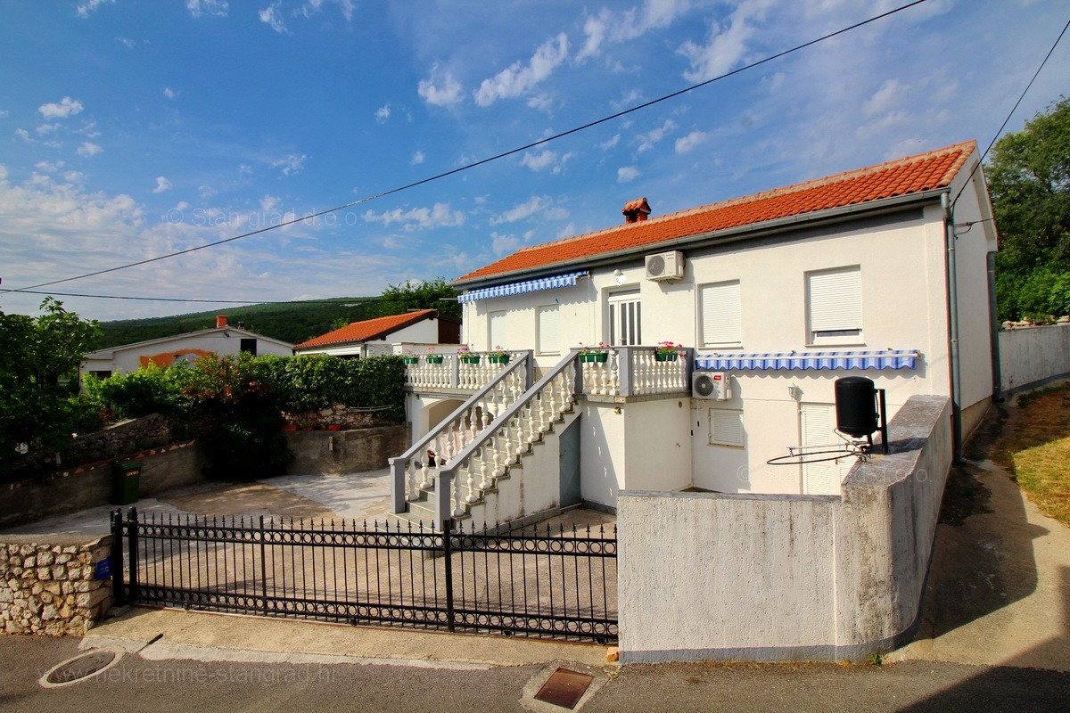 Jadranovo, samostojna hiša s 3 stanovanji, PRODAMO!