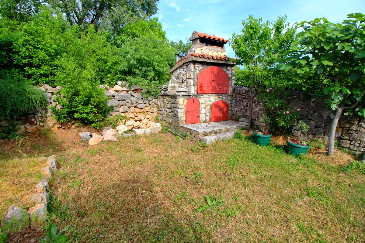 Jadranovo, samostojna hiša s 3 stanovanji, PRODAMO!