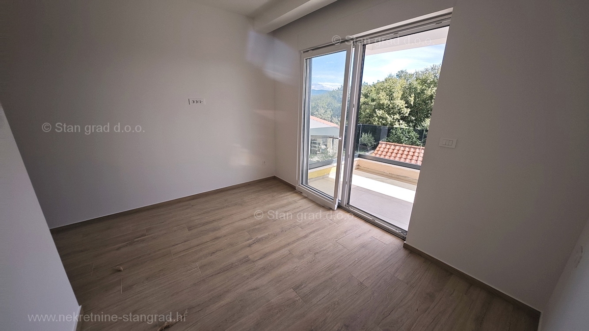 Omišalj, nova moderna hiša dvojček z bazenom in vrtom