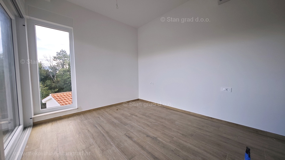 Omišalj, nova moderna hiša dvojček z bazenom in vrtom