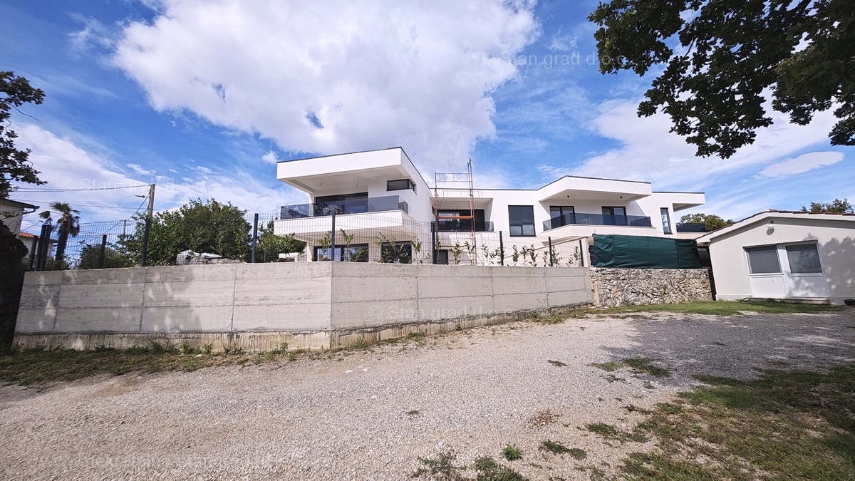 Omišalj, nova moderna hiša dvojček z bazenom in vrtom
