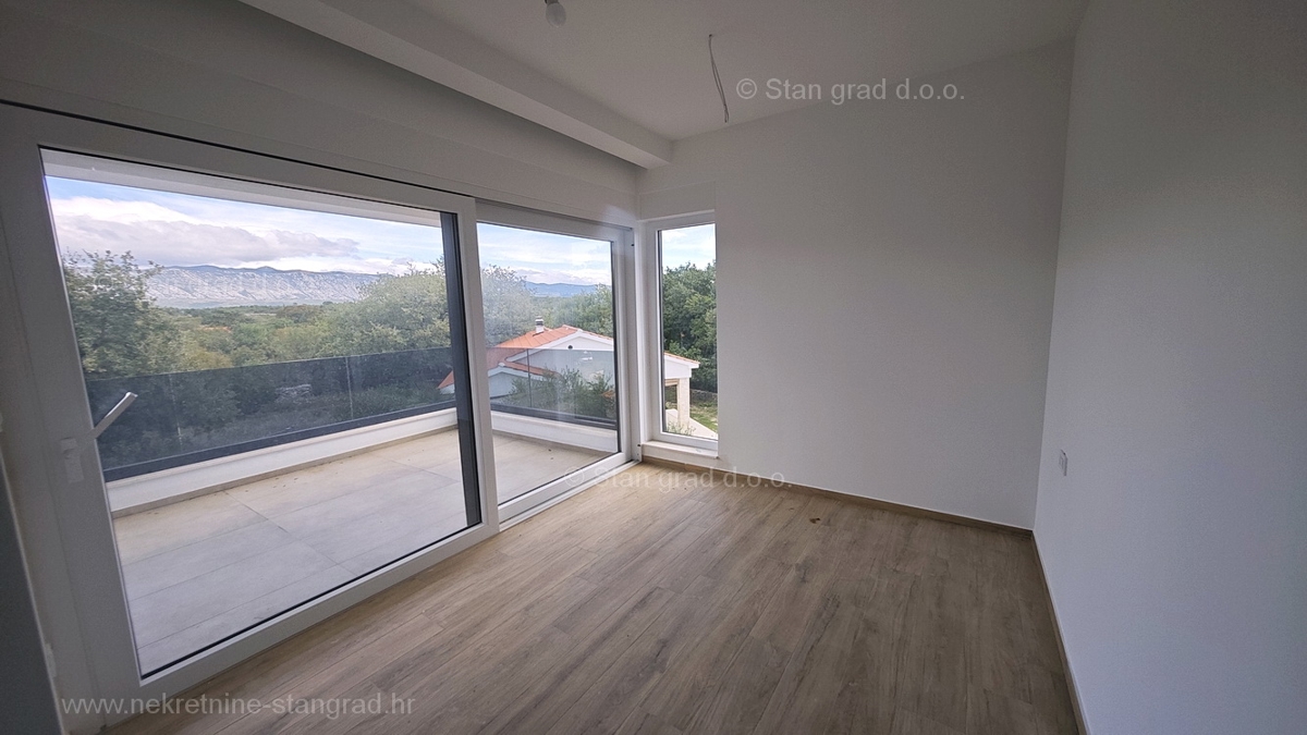 Omišalj, nova moderna hiša dvojček z bazenom in vrtom