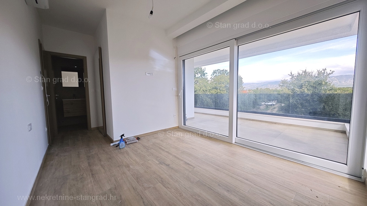Omišalj, nova moderna hiša dvojček z bazenom in vrtom