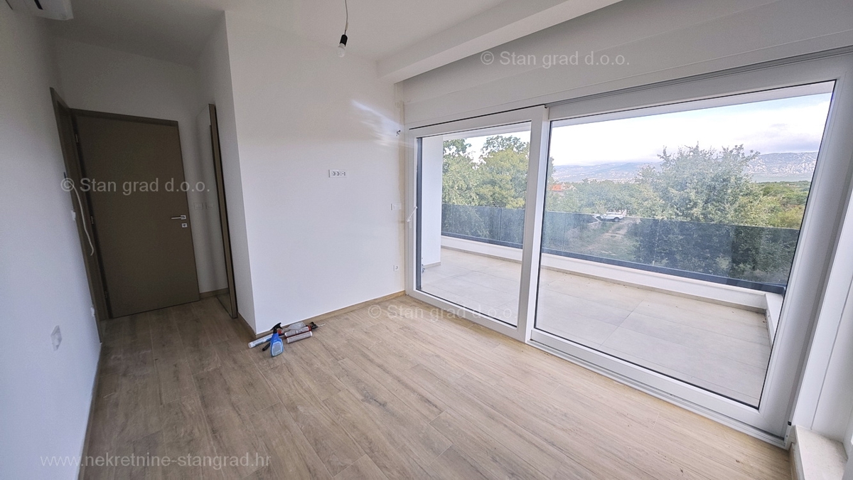 Omišalj, nova moderna hiša dvojček z bazenom in vrtom