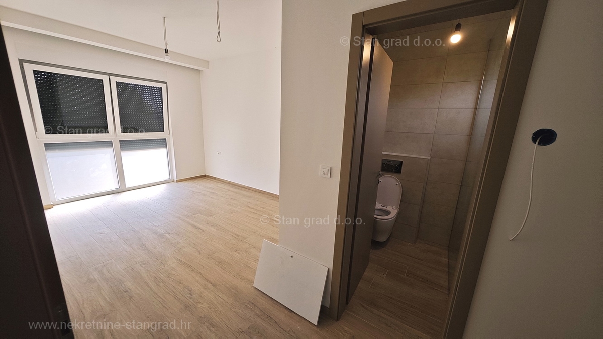 Omišalj, nova moderna hiša dvojček z bazenom in vrtom