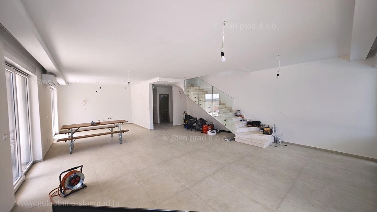 Omišalj, nova moderna hiša dvojček z bazenom in vrtom