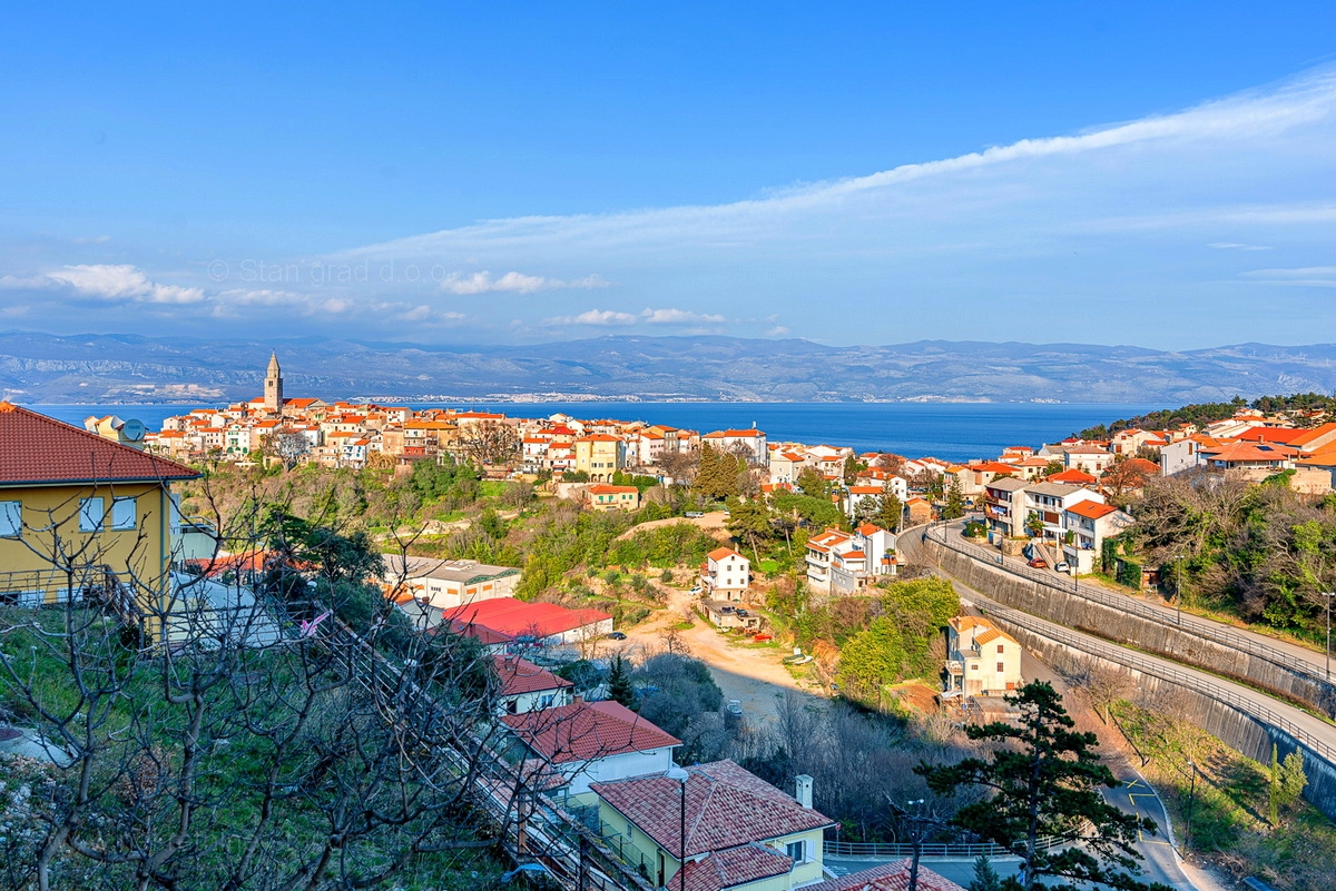 Vrbnik, čudovit trisobni apartma s panoramskim pogledom na morje!