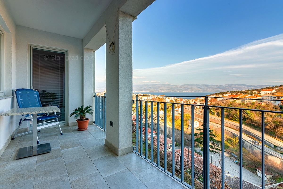 Vrbnik, čudovit trisobni apartma s panoramskim pogledom na morje!