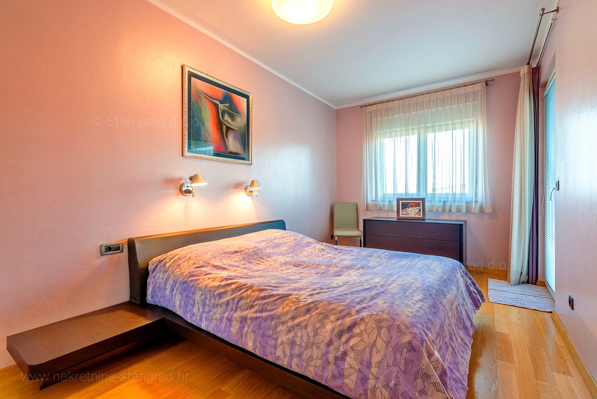 Vrbnik, čudovit trisobni apartma s panoramskim pogledom na morje!
