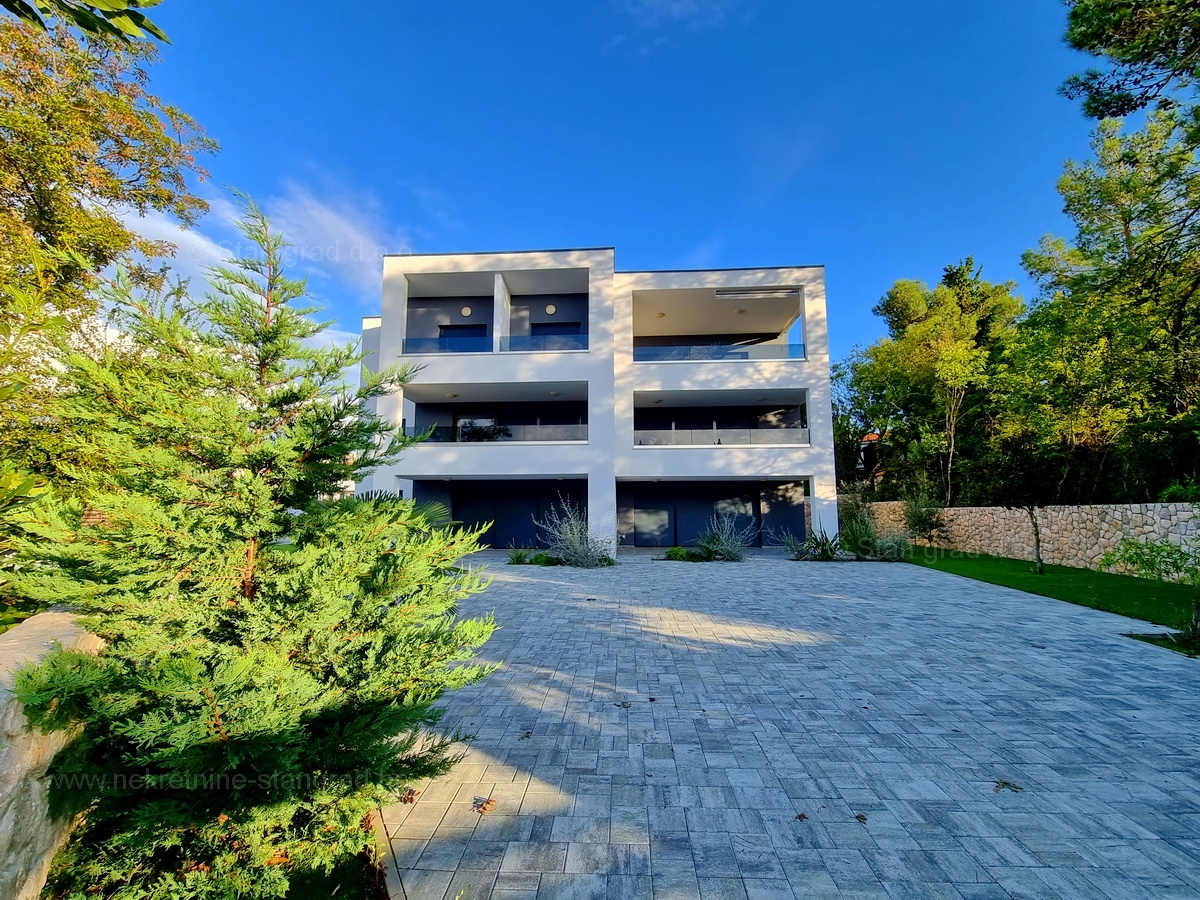 Otok Krk, Malinska, prodaja apartma v pritličju s prostornim vrtom, 100 m od morja!
