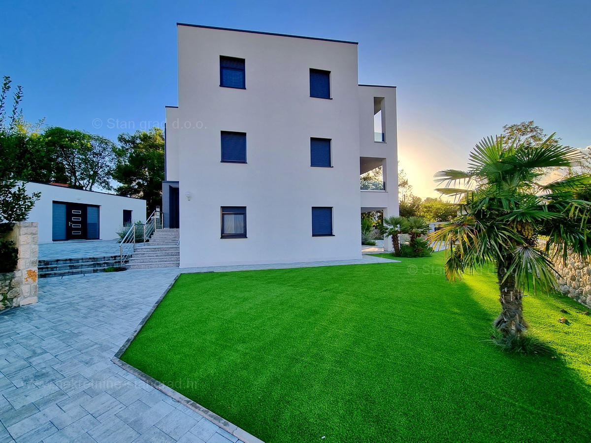 Otok Krk, Malinska, prodaja apartma v pritličju s prostornim vrtom, 100 m od morja!