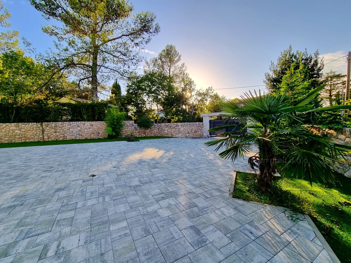 Otok Krk, Malinska, prodaja apartma v pritličju s prostornim vrtom, 100 m od morja!