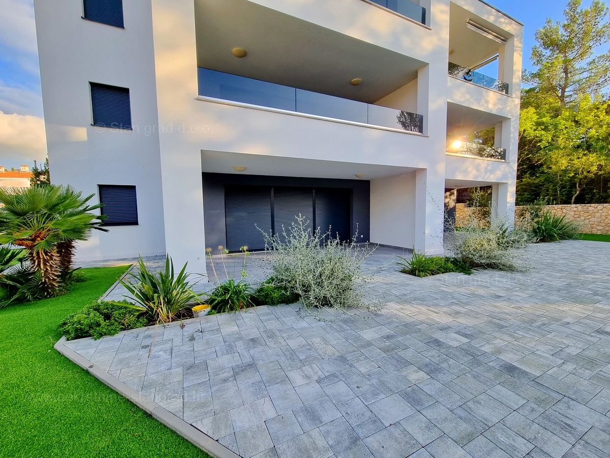 Otok Krk, Malinska, prodaja apartma v pritličju s prostornim vrtom, 100 m od morja!