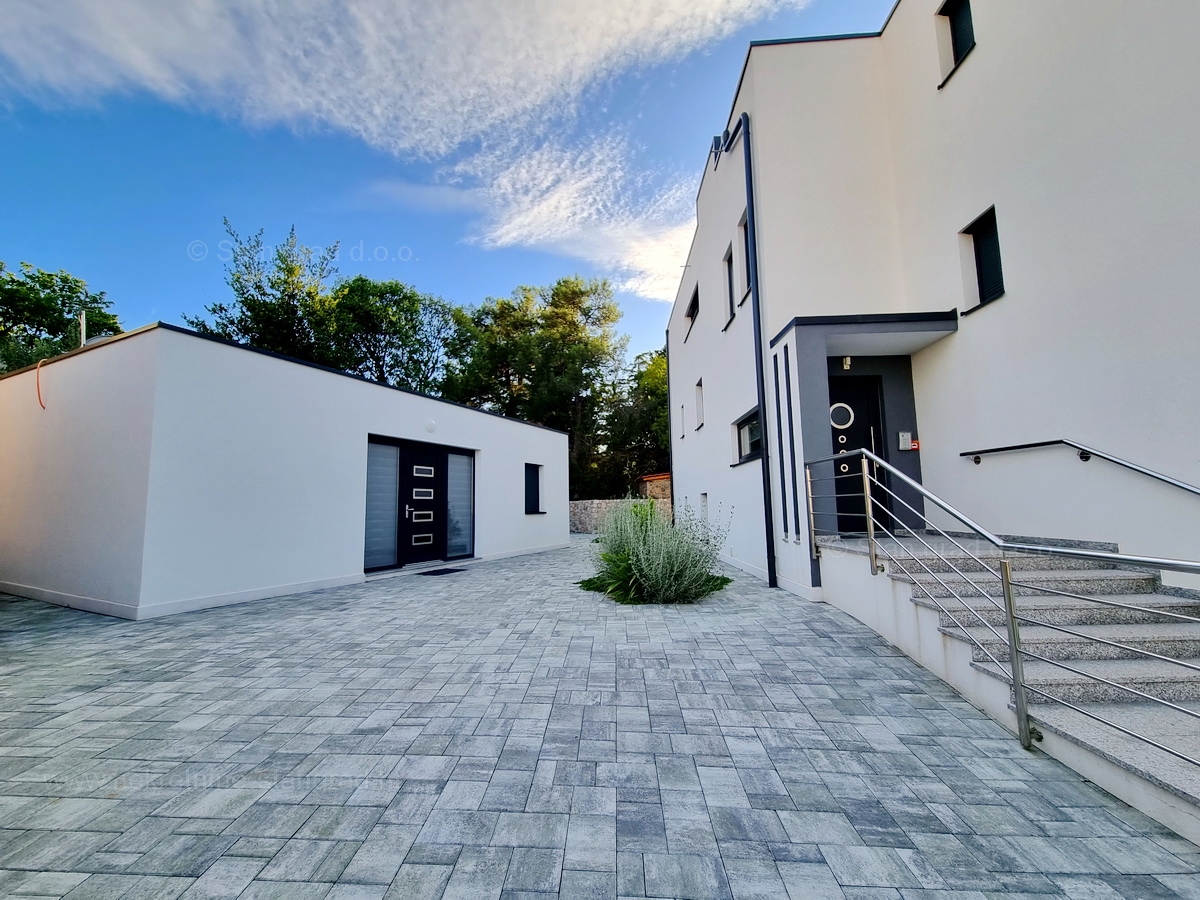 Otok Krk, Malinska, prodaja apartma v pritličju s prostornim vrtom, 100 m od morja!