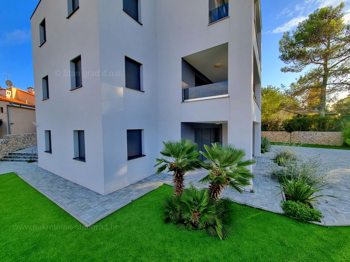 Otok Krk, Malinska, prodaja apartma v pritličju s prostornim vrtom, 100 m od morja!