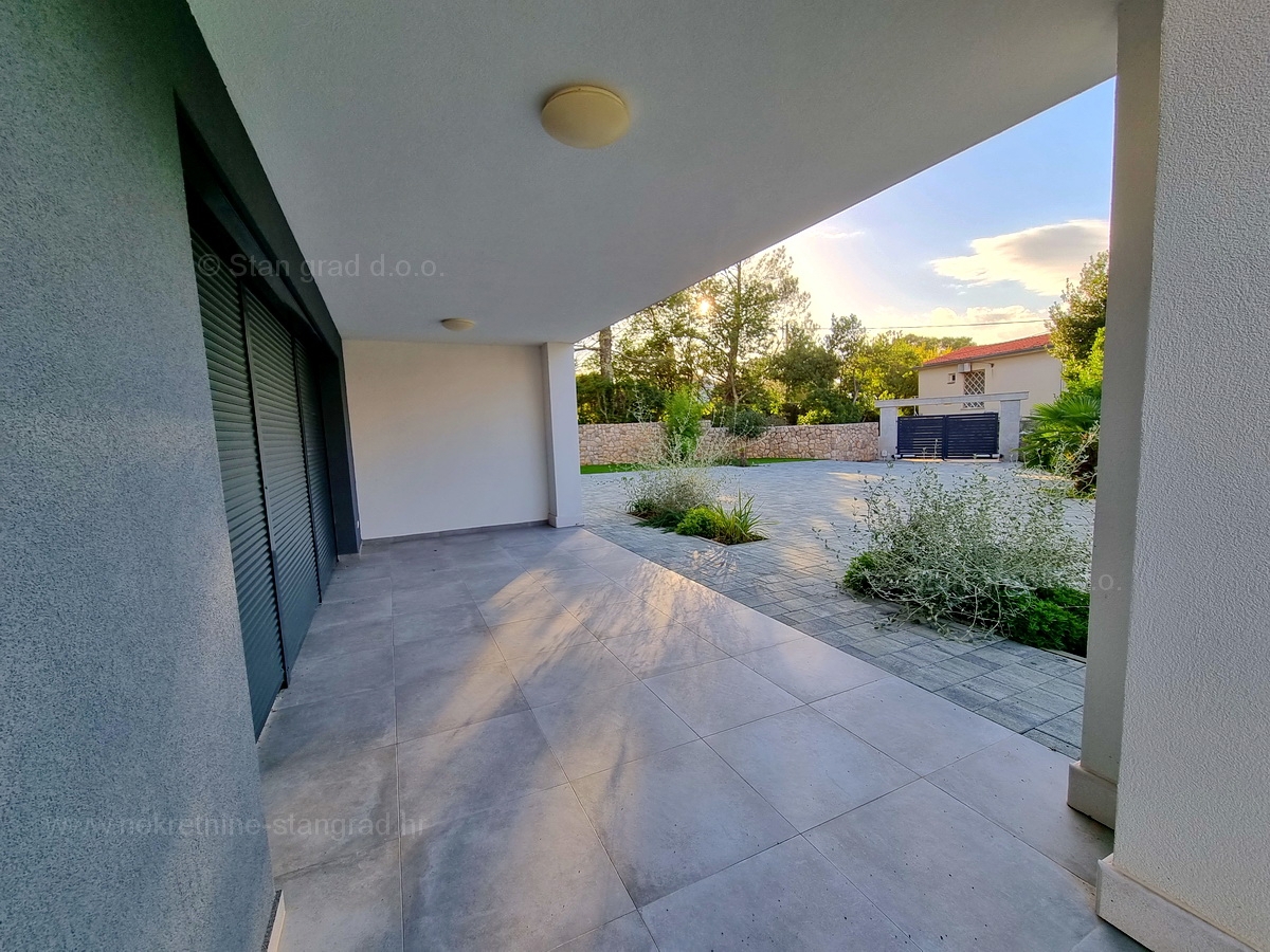 Otok Krk, Malinska, prodaja apartma v pritličju s prostornim vrtom, 100 m od morja!
