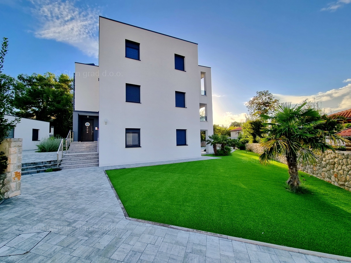 Otok Krk, Malinska, prodaja apartma v pritličju s prostornim vrtom, 100 m od morja!