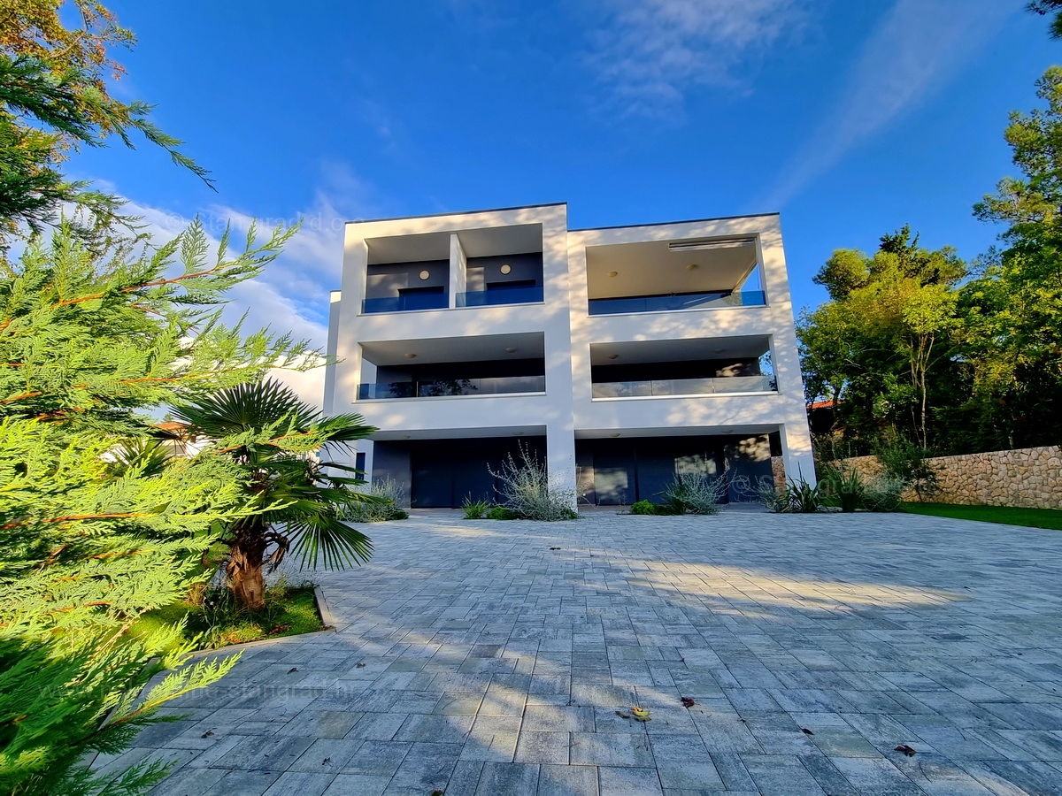 Otok Krk, Malinska, prodaja apartma v pritličju s prostornim vrtom, 100 m od morja!