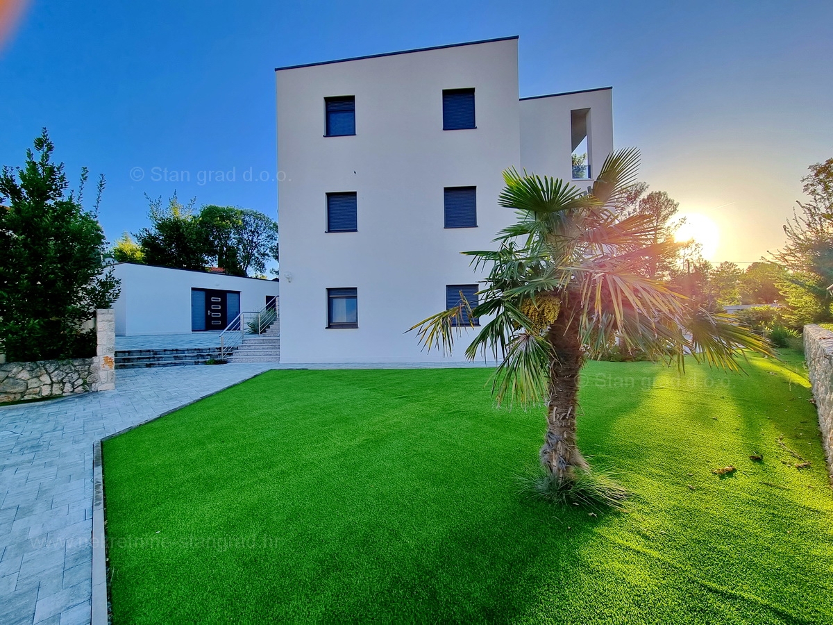 Otok Krk, Malinska, prodaja apartma v pritličju s prostornim vrtom, 100 m od morja!