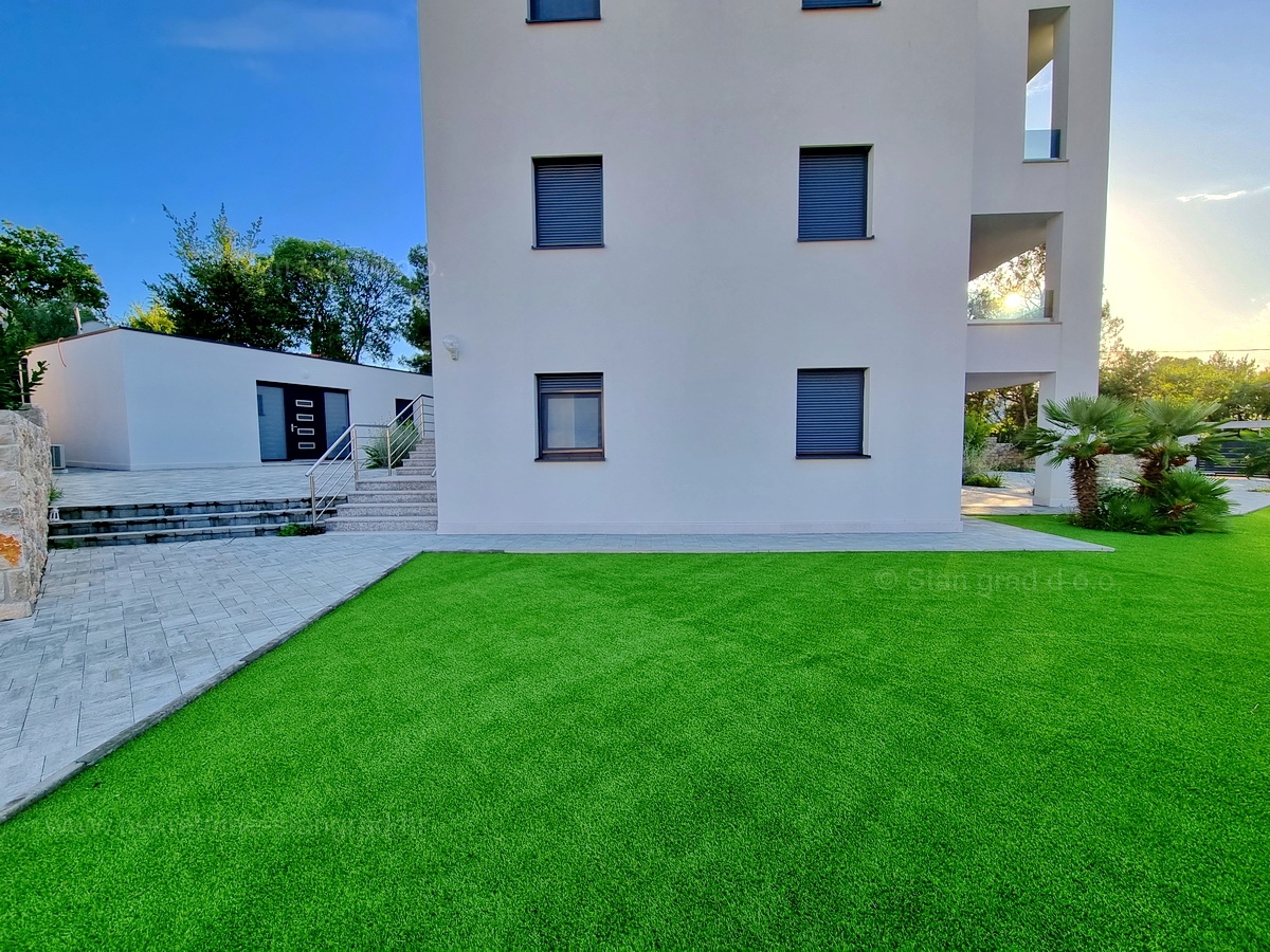 Otok Krk, Malinska, prodaja apartma v pritličju s prostornim vrtom, 100 m od morja!