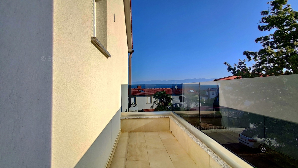 Otok Krk, Njivice, prodaja etaže hiše v prvem nadstropju z dvema apartmajema!