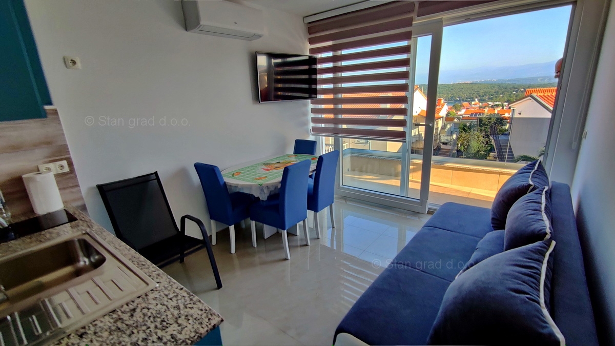 Otok Krk, Njivice, prodaja etaže hiše v prvem nadstropju z dvema apartmajema!