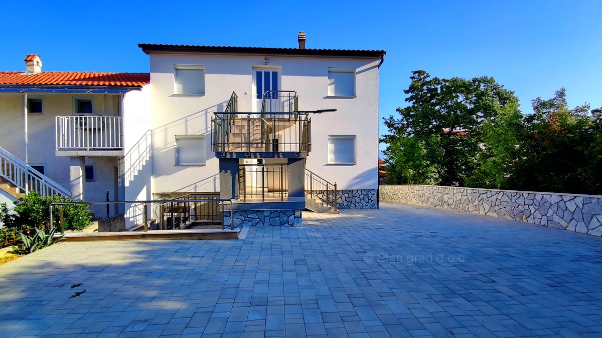 Otok Krk, Njivice, prodaja etaže hiše v prvem nadstropju z dvema apartmajema!
