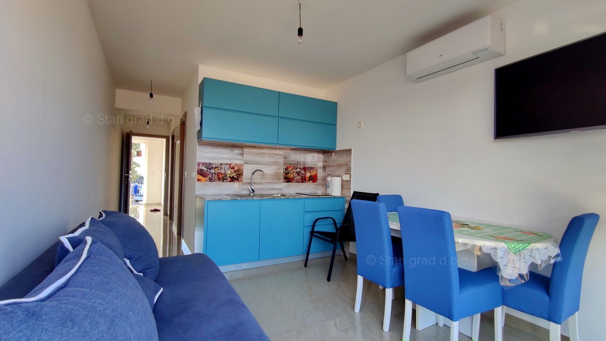 Otok Krk, Njivice, prodaja etaže hiše v prvem nadstropju z dvema apartmajema!