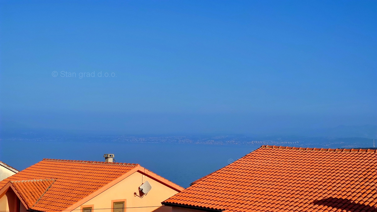 Otok Krk, Njivice, prodaja etaže hiše v prvem nadstropju z dvema apartmajema!
