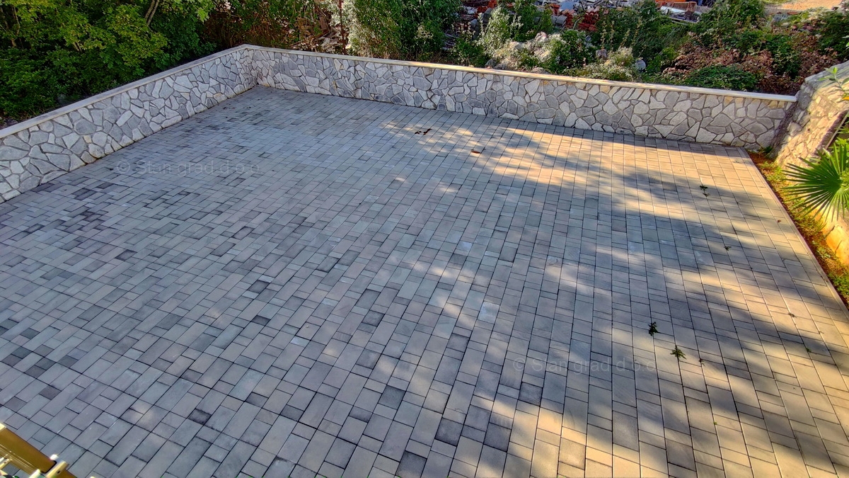 Otok Krk, Njivice, prodaja etaže hiše v prvem nadstropju z dvema apartmajema!
