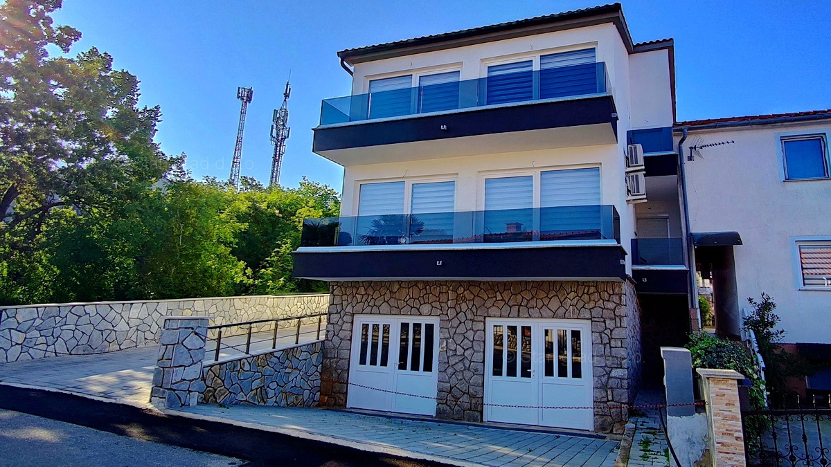 Otok Krk, Njivice, prodaja etaže hiše v prvem nadstropju z dvema apartmajema!