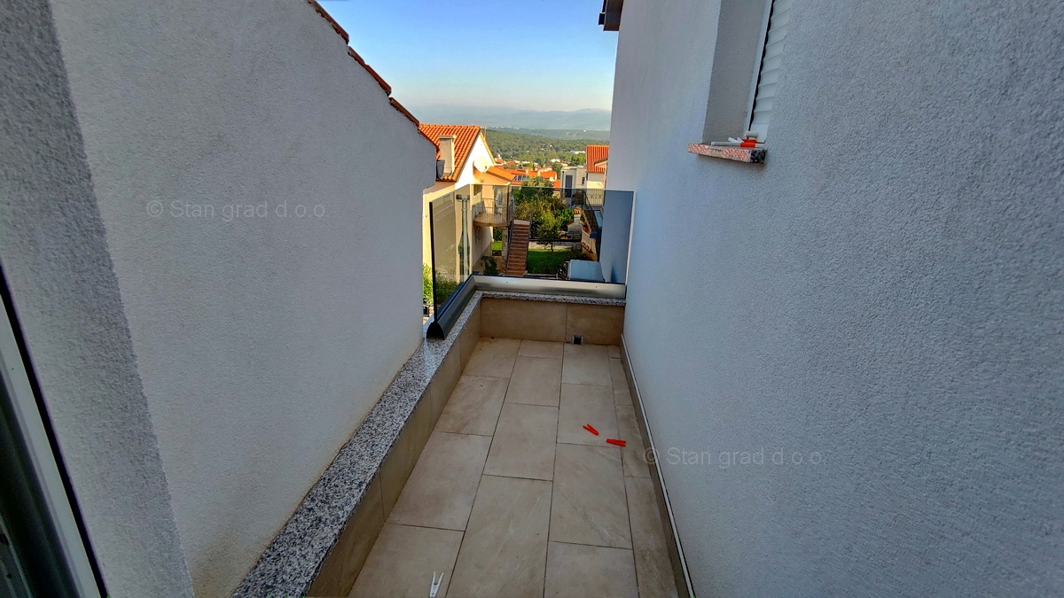 Otok Krk, Njivice, prodaja etaže hiše v prvem nadstropju z dvema apartmajema!