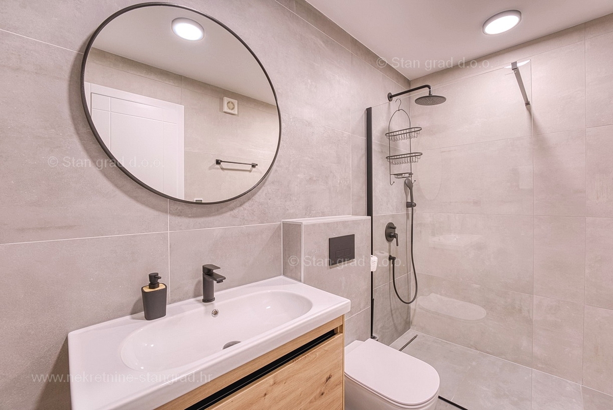 Otok Krk, mesto Krk, luksuzen dvoetažni apartma z bazenom in savno, pogled na morje!