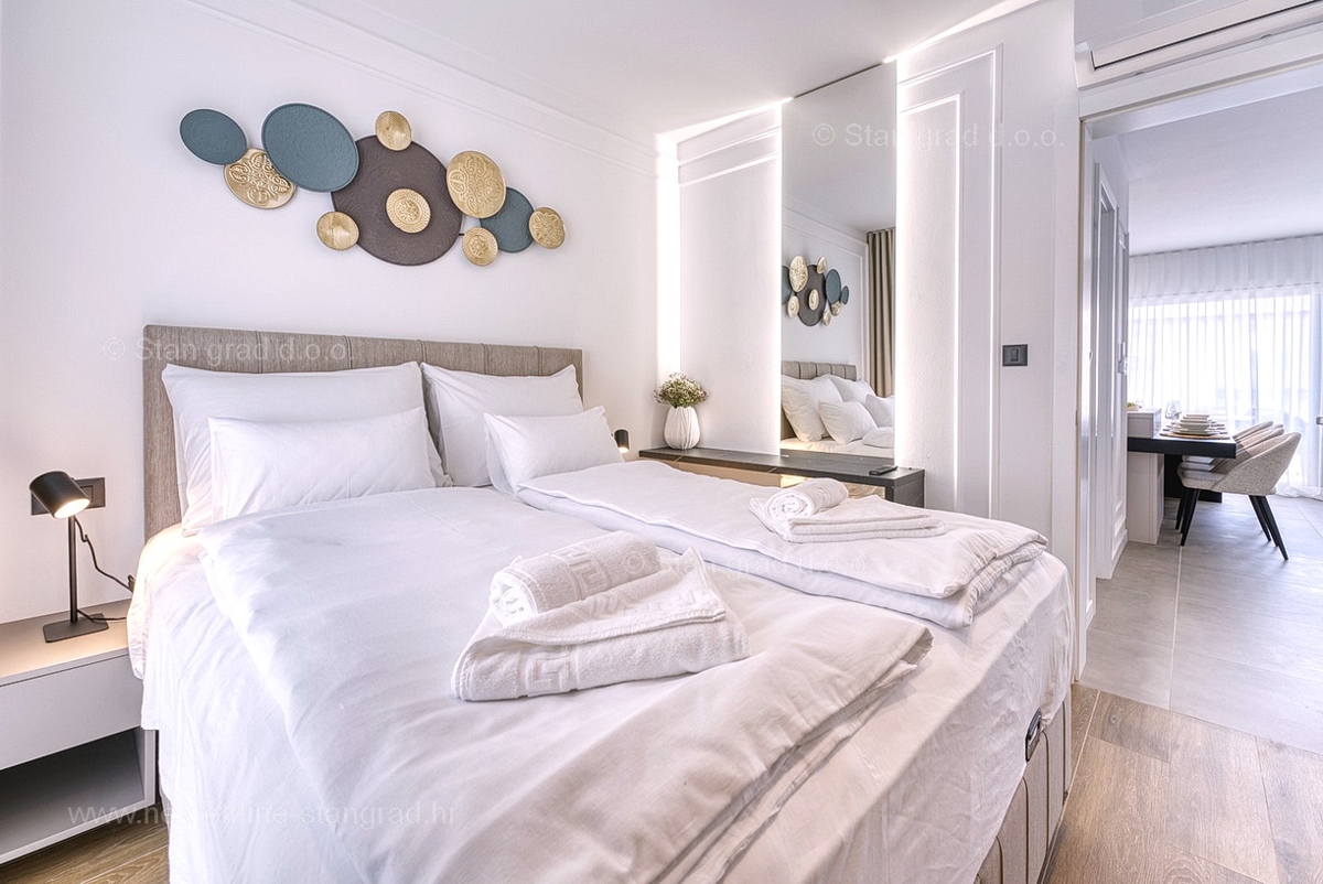 Otok Krk, mesto Krk, luksuzen dvoetažni apartma z bazenom in savno, pogled na morje!
