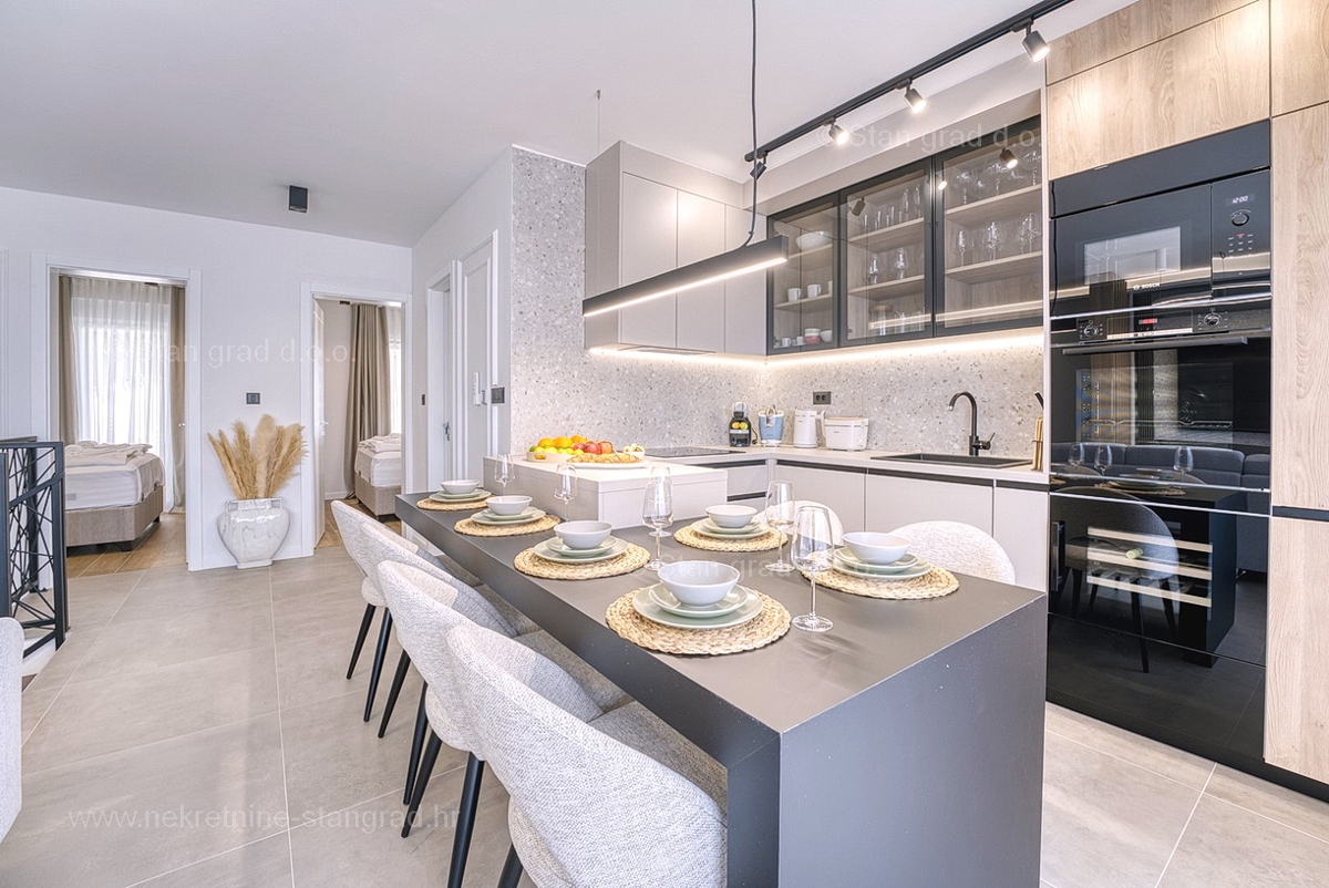 Otok Krk, mesto Krk, luksuzen dvoetažni apartma z bazenom in savno, pogled na morje!
