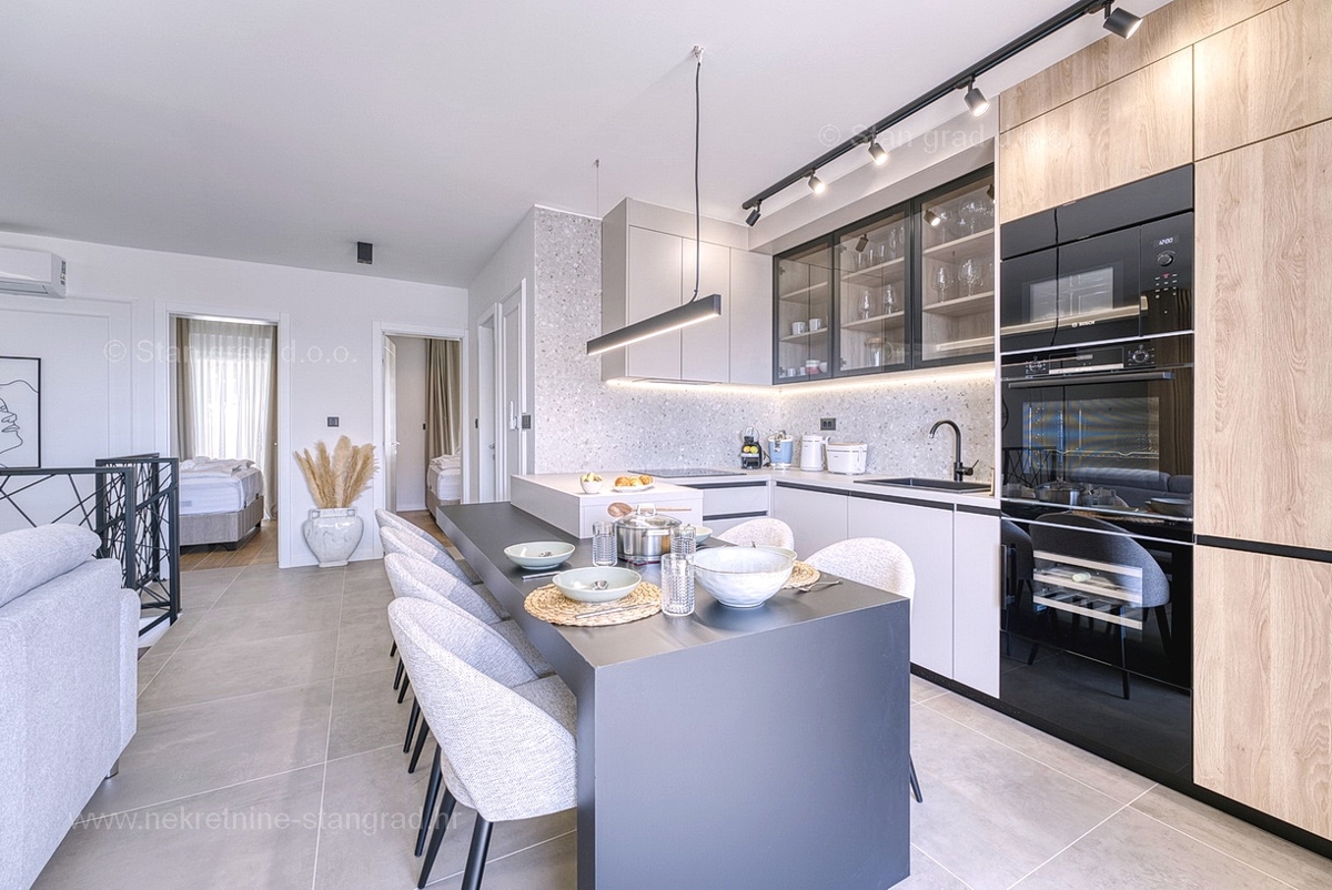 Otok Krk, mesto Krk, luksuzen dvoetažni apartma z bazenom in savno, pogled na morje!