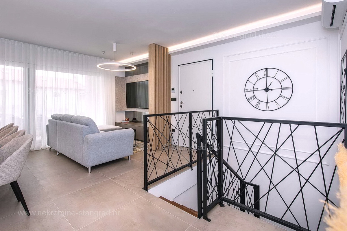 Otok Krk, mesto Krk, luksuzen dvoetažni apartma z bazenom in savno, pogled na morje!