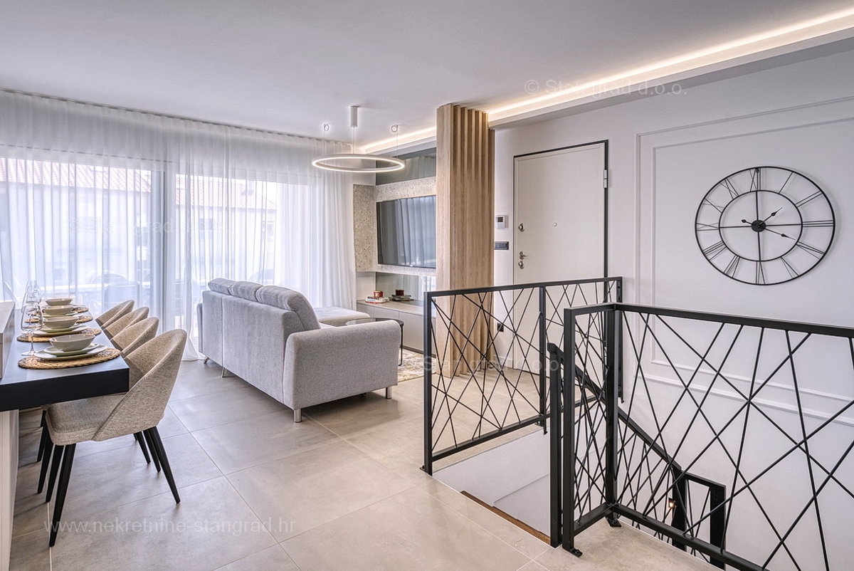 Otok Krk, mesto Krk, luksuzen dvoetažni apartma z bazenom in savno, pogled na morje!