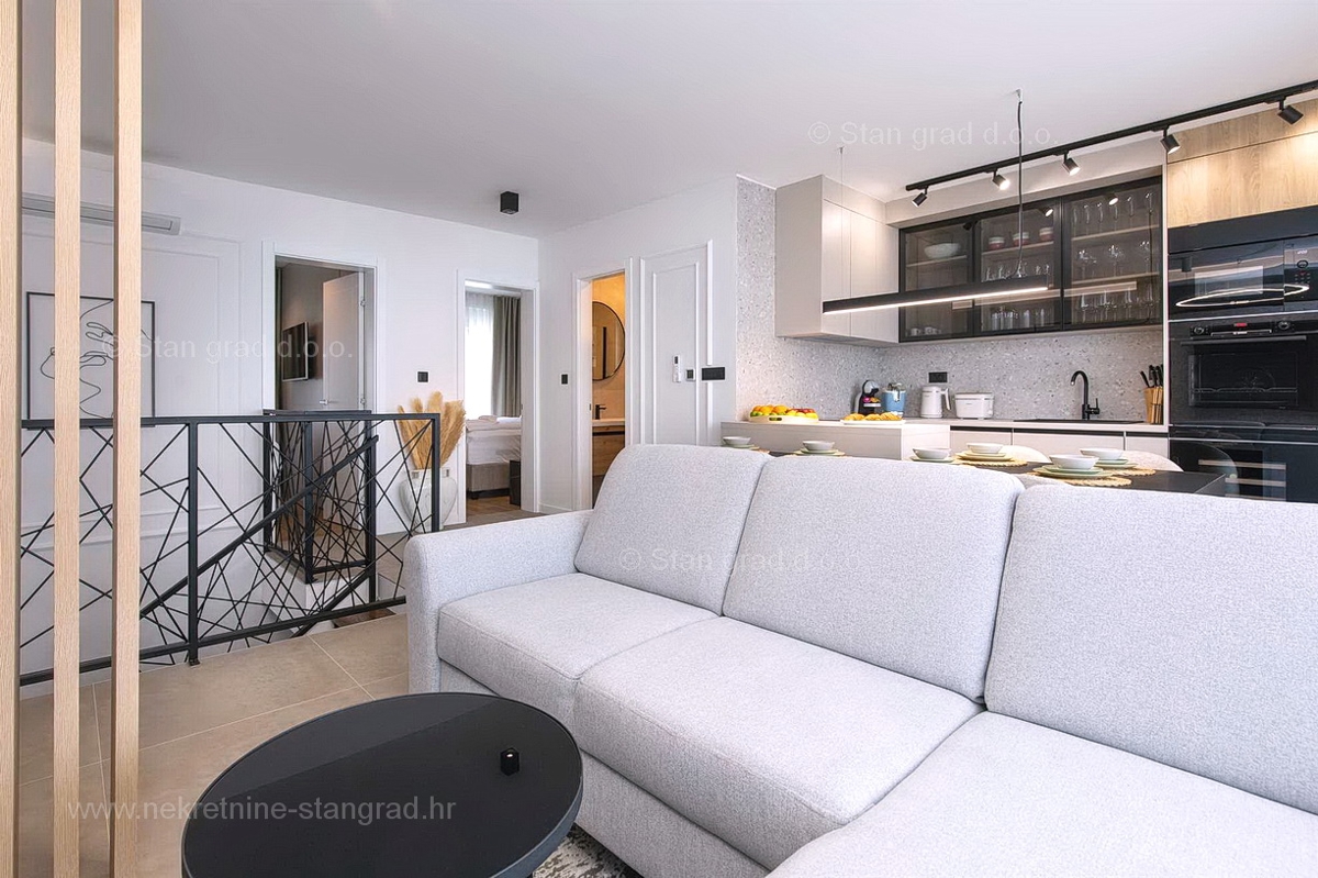 Otok Krk, mesto Krk, luksuzen dvoetažni apartma z bazenom in savno, pogled na morje!