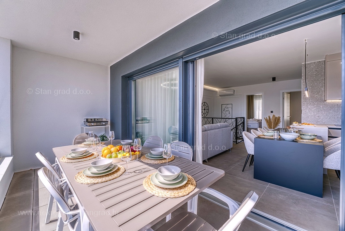Otok Krk, mesto Krk, luksuzen dvoetažni apartma z bazenom in savno, pogled na morje!