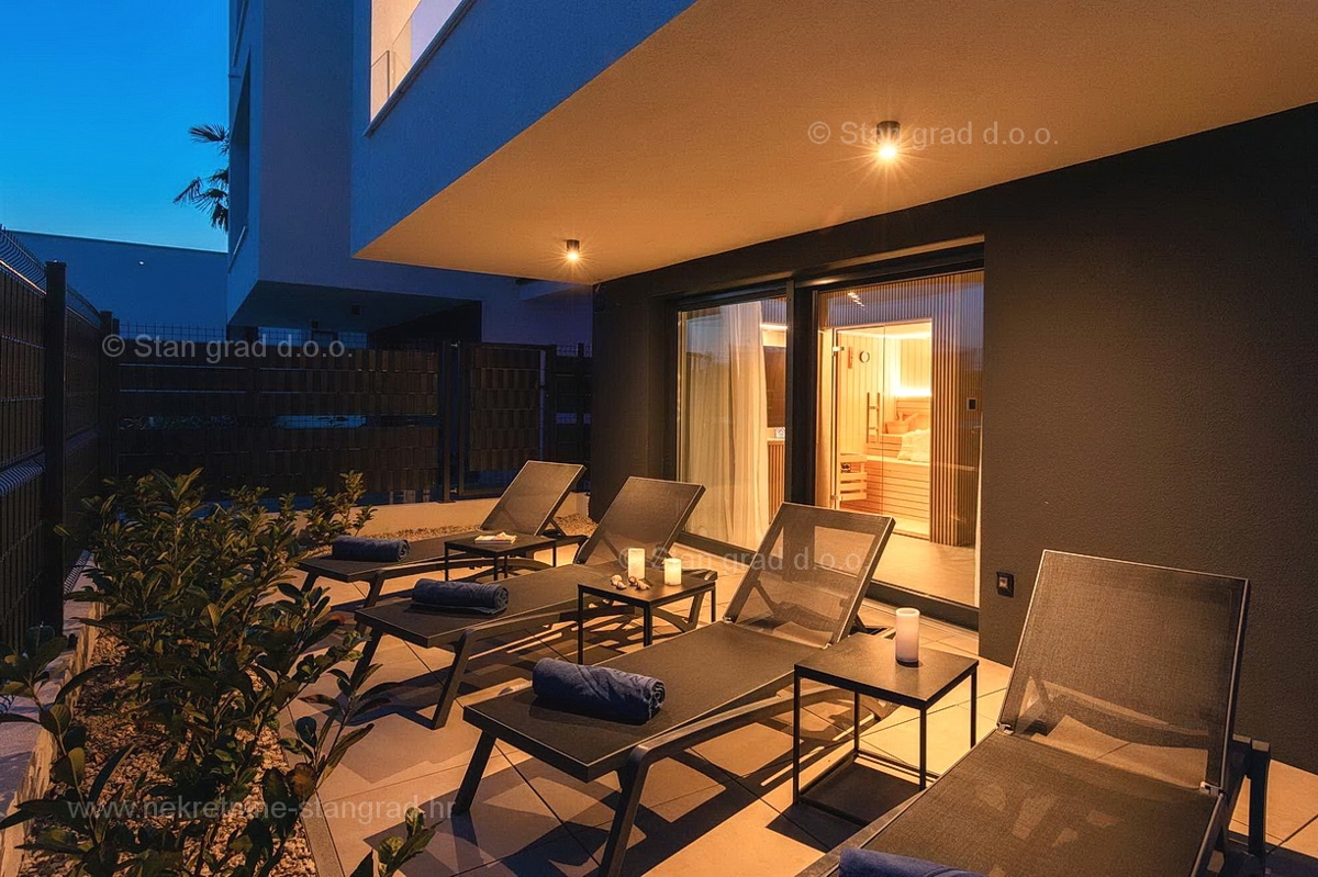 Otok Krk, mesto Krk, luksuzen dvoetažni apartma z bazenom in savno, pogled na morje!