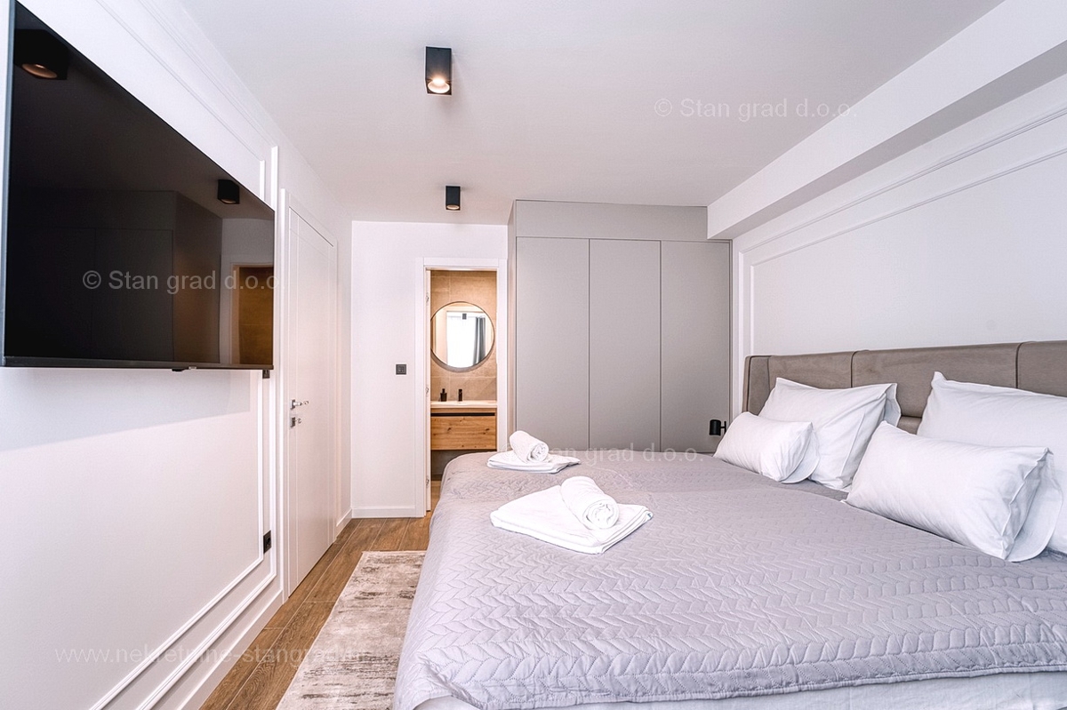 Otok Krk, mesto Krk, luksuzen dvoetažni apartma z bazenom in savno, pogled na morje!