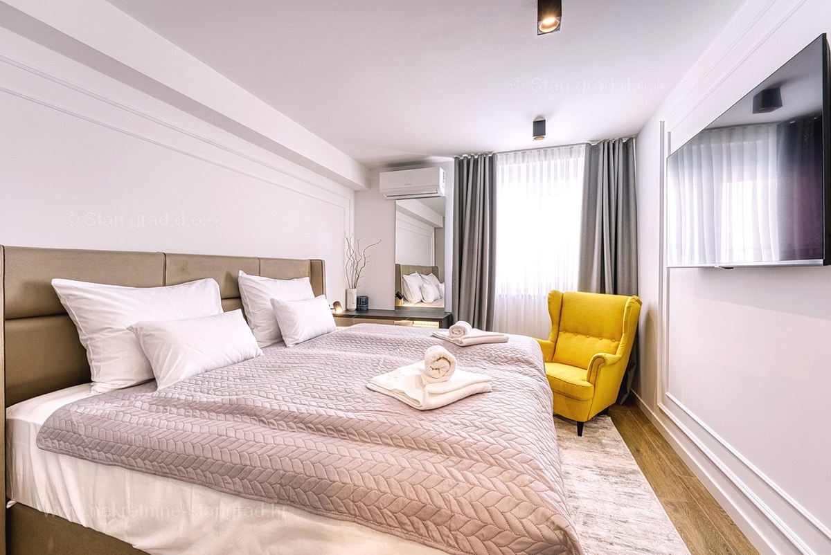 Otok Krk, mesto Krk, luksuzen dvoetažni apartma z bazenom in savno, pogled na morje!