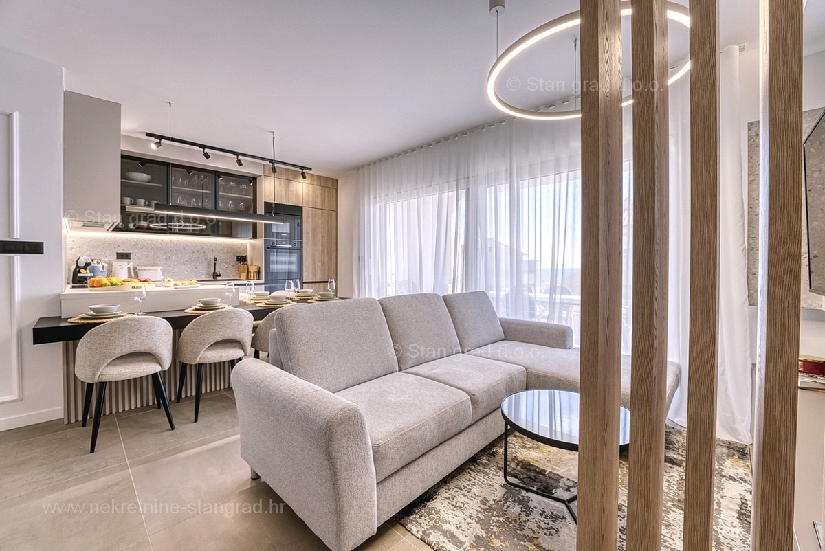 Otok Krk, mesto Krk, luksuzen dvoetažni apartma z bazenom in savno, pogled na morje!